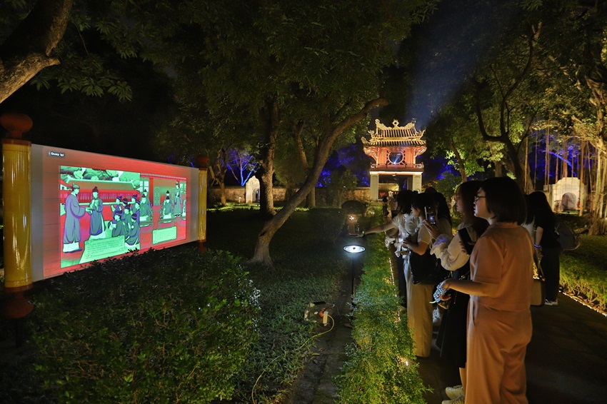 Visitors will also be able to experience Leap Motion (3D motion control) technology to open large 3D books with content showcasing Vietnamese examinations during the feudal period.